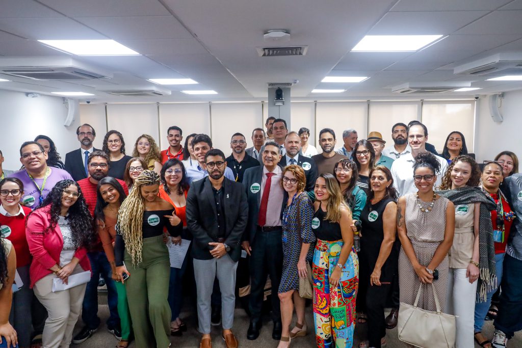 texto alternativo - foto com várias pessoas